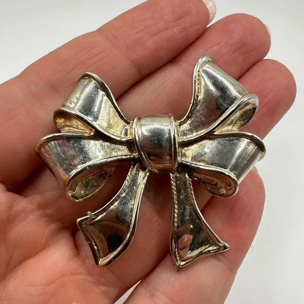 Stunning Silver plated‎ bow pin/brooch!